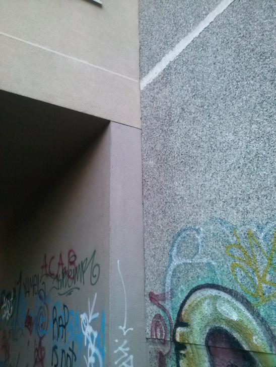 Renovuoto ir nerenovuoto namo sandūra.